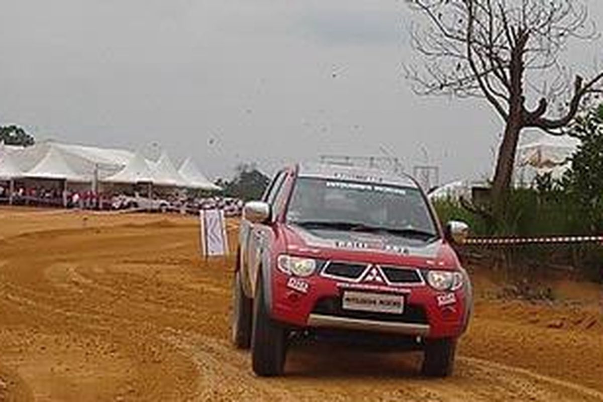 Masuoka membawa para undangan bermanuver di trek licin