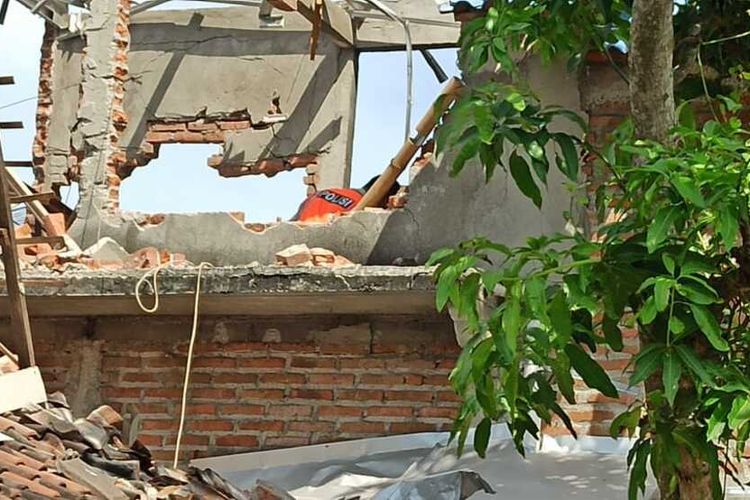JEBOL—Tembok lantai dua rumah korban jebol setelah mercon meledak hingga menewaskan kakak beradik di Desa Sukorejo, Kecamatan Sukorejo, Kabupaten Ponorogo, Jawa Timur, Rabu (28/4/2021).