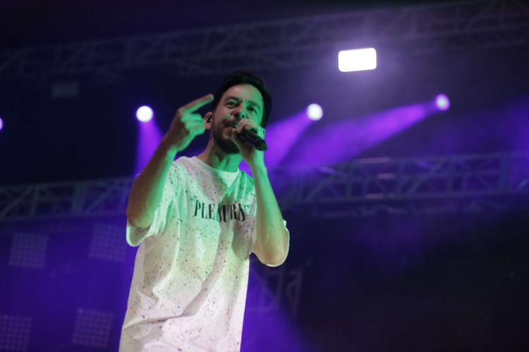 Mike Shinoda saat tampil di Konsernya yang bertajuk Post Traumatic Tour 2019 di JIExpo Kemayoran, Jakarta Pusat, Rabu (4/9/2019).