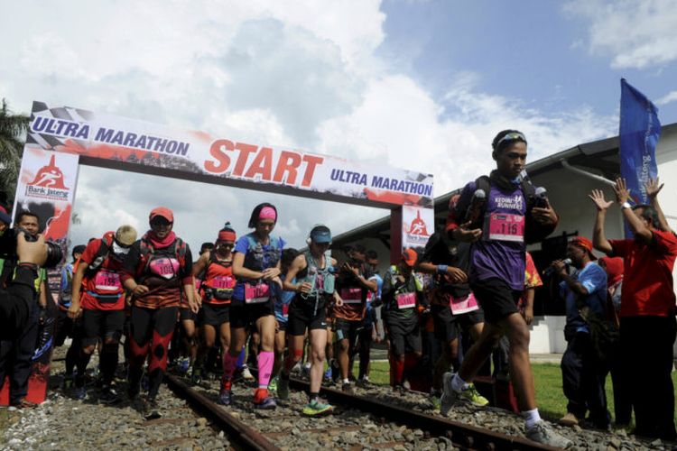 Peserta kategori Ultra-Marathon di ajang Borobudur Marathon 2016 memulai start pada 20 November 2016.