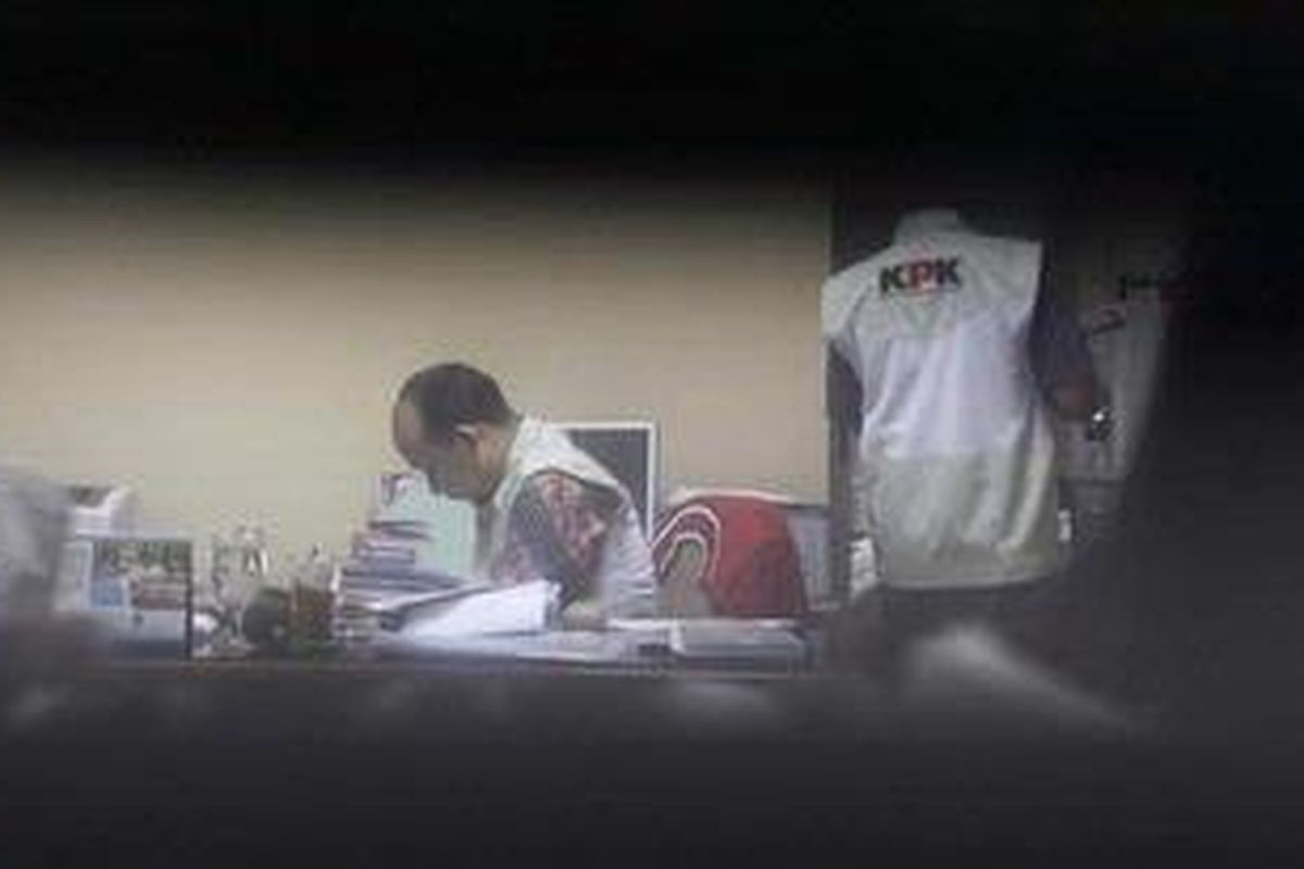 Petugas dari Komisi Pemberantasan Korupsi (KPK), menggeledah ruang Badan Anggaran Dewan Perwakilan Rakyat, Jakarta, Jumat (10/2/2012). Belum diketahui kepentingan dari penggeledahan tersebut. Namun saat ini KPK sedang menangani dua kasus yang berkaitan dengan Badan Aggaran DPR, yakni kasus dugaan suap pengalokasian dana Percepatan Pembangunan Infrastruktur Daerah yang melibatkan Wa Ode Nurhayati, mantan anggota Banggar, dan kasus renovasi ruang kerja Banggar yang menelan biaya hingga Rp 20.3 miliar. 