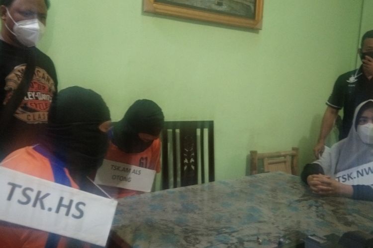 Polres Karawang menggelar 18 reka adegan pada rekonstruksi pembunuhan terhadap Khairul Amin, pemilik rumah makan padang di Karawang, Jawa Barat, Kamis (18/11/2021).