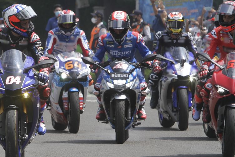 Pebalap Suzuki Ecstar Alex Rins saat melakukan parade di Jakarta.