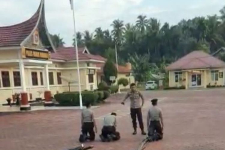 Oknum perwira polisi SDC, terlihat sedang melakukan penganiayaan terhadap anak buahnya di depan Mapolres Padang Pariaman, beberapa waktu lalu