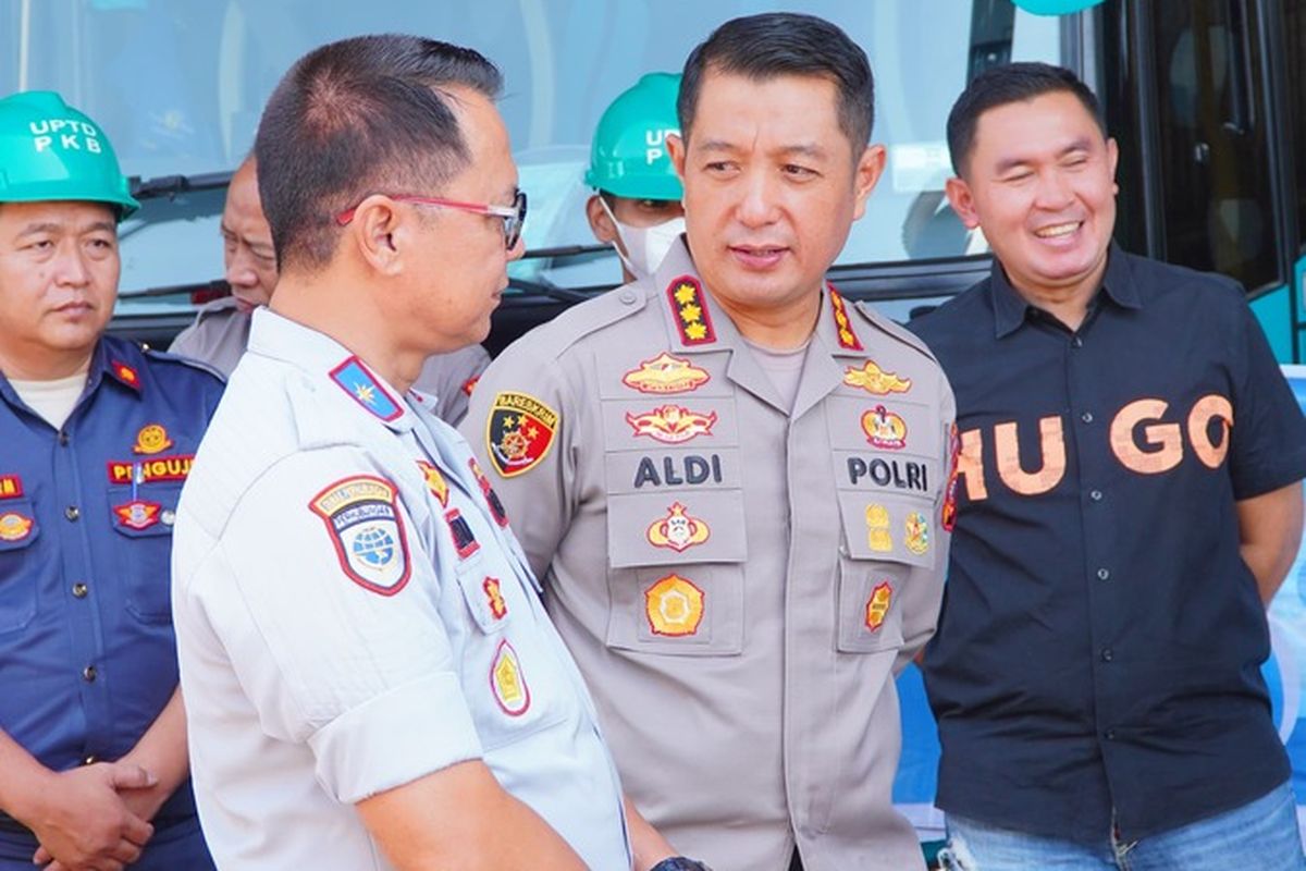 Jajaran Polresta Bandung dan Dishub Kabupaten Bandung, melakukan pengecekan bus di salah satu PO bus di Kabupaten Bandung, Jumat (14/3/2025)