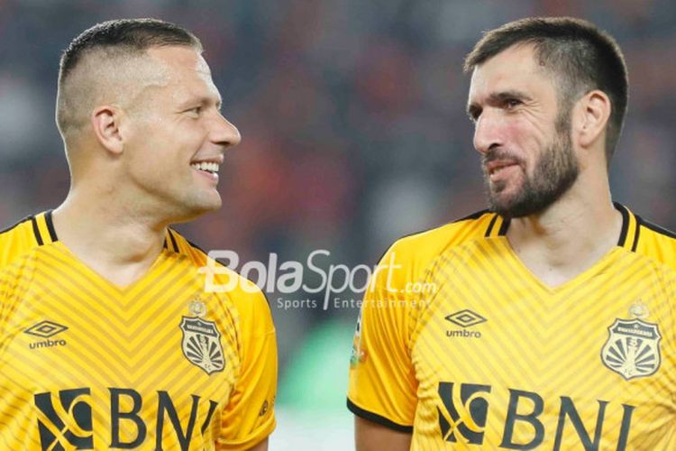 Bek Bhayangkara FC, Vladimir Vujovic, berbincang dengan penyerang Nikola Komazec jelang laga pembuka Liga 1 2018 di Stadion Utama GBK pada Jumat (23/3/2018).