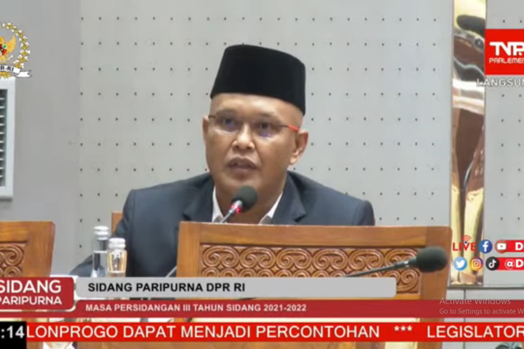 Tangkapan layar anggota Komisi I DPR dari Fraksi PKS Sukamta saat memberikan interupsi di rapat paripurna, Jumat (18/2/2022).