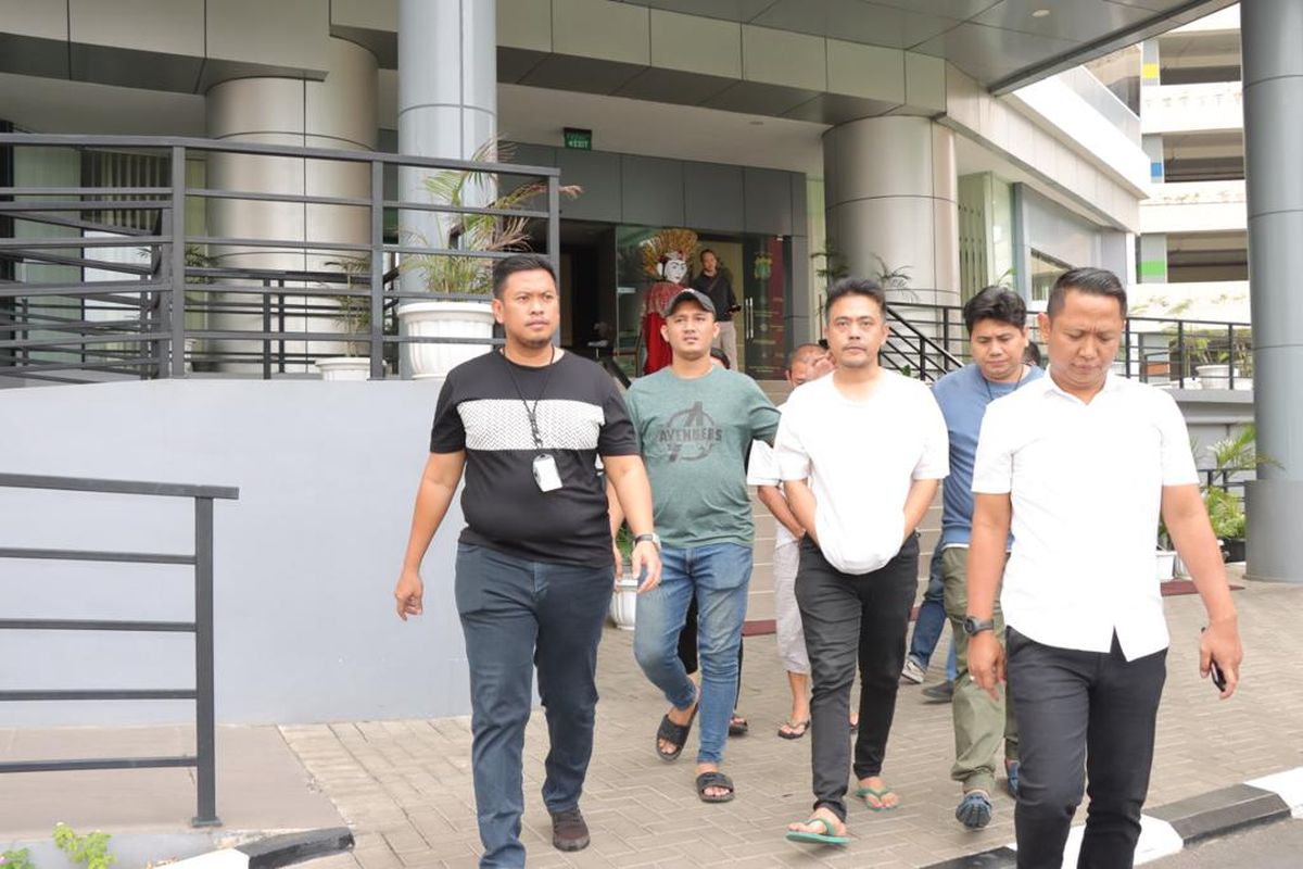 Pesulap Oge Arthemus digiring di Mapolres Metro Jakarta Barat terkait kepemilikan tanaman ganja, Senin (28/8/2023). 