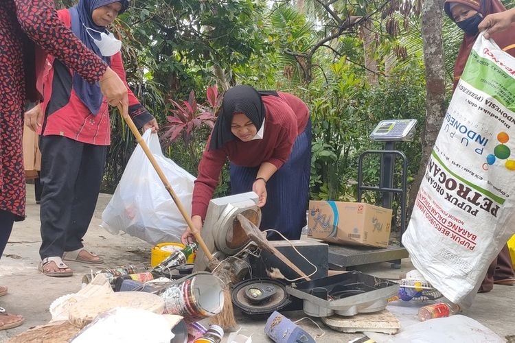 Sejumlah ibu rumah tangga ikut dalam memilah sampah di Pedukuhan Jogahan, Kalurahan Temon Wetan, Kapanewon Temon, Kabupaten Kulon Progo, Daerah Istimewa Yogyakarta.