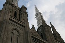 Cerita Dua Muslimah yang Bagikan Mawar Putih di Gereja Katedral...