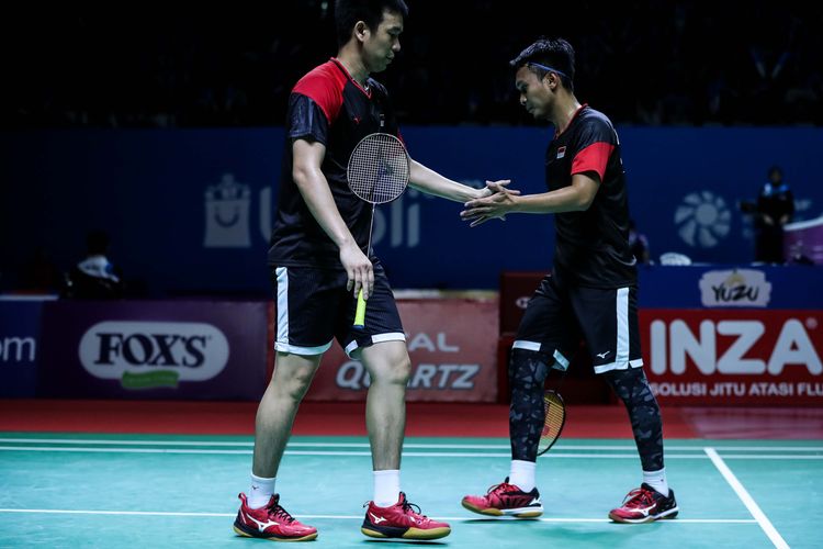 Pasangan ganda putra Indonesia, Mohammad Ahsan dan Hendra Setiawan saat melawan ganda putra Jepang, Hiroyuki Endo dan Yuta Watanabe dalam babak perempat final Blibli Indonesia Open 2019 di Istora Senayan, kompleks GBK, Jakarta, Jumat (19/7/2019). Mohammad Ahsan dan Hendra Setiawan menang dengan skor 21-15, 9-21, dan 22-20.