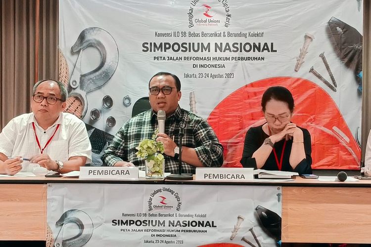 Konfederasi buruh memberikan keterangan pers terkait aksi turun ke jalan menuntut pencabutan Undang-Undang Cipta Kerja, di Jakarta, Rabu (23/8/2023).