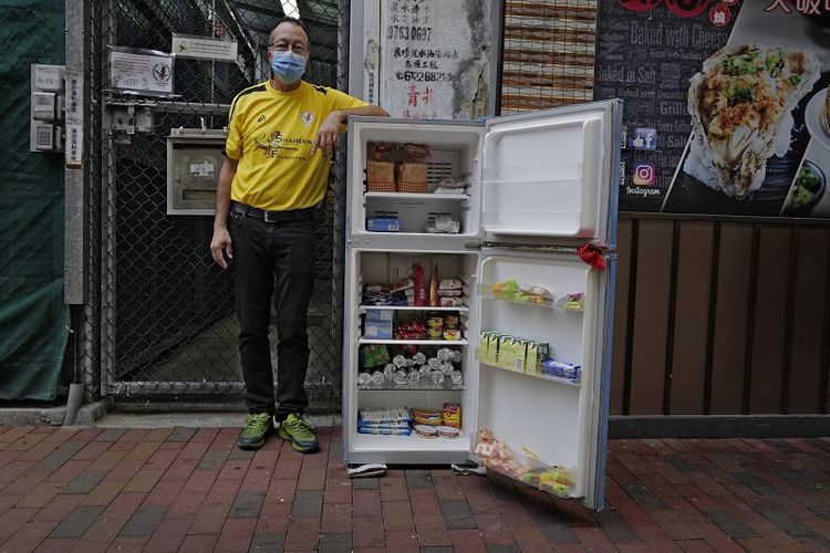 Ahmed Khan berpose dengan lemari es di Jalan Woosung, Hong Kong, Rabu, 18 November 2020.