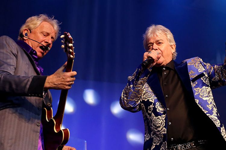 Dua personel Air Supply Graham Russell (kiri) dan Russell Hitchcock (kanan) beraksi saat konser 40th Anniversary-Celebration of Love di Jakarta, Jumat (3/3/2017).