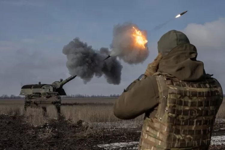 Tentara Ukraina melepaskan tembakan howitzer buatan Jerman, Panzerhaubitze 2000.