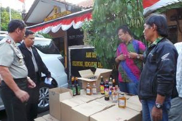 Ratusan botol minuman keras disita di Mapolsek Jatinegara, Jakarta Timur, Jumat (23/8/2013). Penyitaan itu dilakukan oleh polisi dan aparat Satpol PP di berbagai kawasan Jakarta Timur.