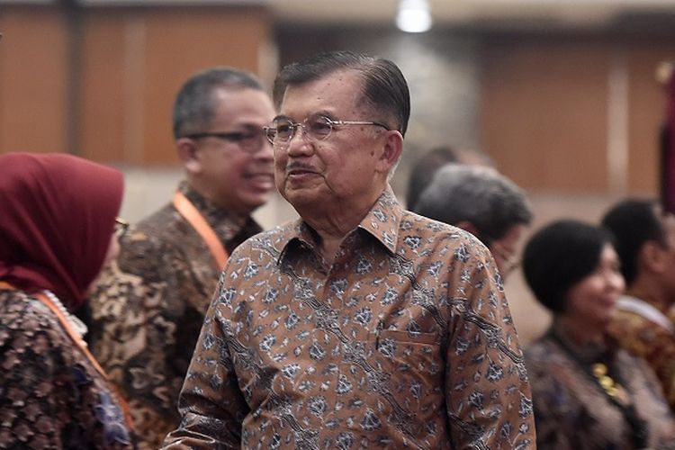 Wakil Presiden Jusuf Kalla (kanan) tiba di ruang Rapat Koordinasi Nasional Pengendalian Inflasi 2019 di Jakarta, Kamis (25/7/2019). Rapat tersebut mengambil tema Sinergi dan Inovasi Pengendalian Inflasi Untuk Penguatan Ekonomi yang Inklusif. ANTARA FOTO/M Risyal Hidayat/ama.