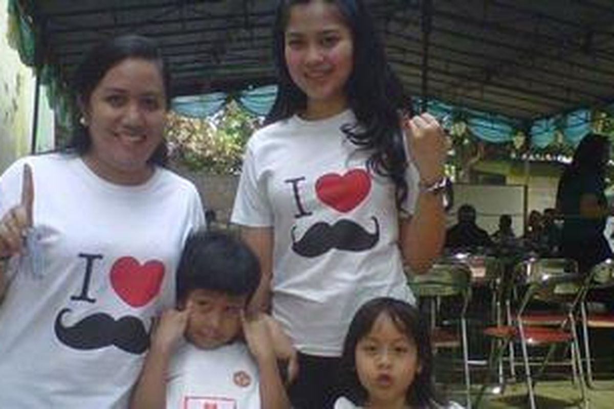 Ajeng dan Indah, serta kedua putra-putrinya kompak mengenakan kaos berkumis saat menyoblos Pilkada DKI Jakarta di TPS 90, Rabu (11/7/2012). TPS 90 merupakan lokasi Ketua Umum DPP Partai Demokrat Anas Urbaningrum menentukan hak pilihnya.