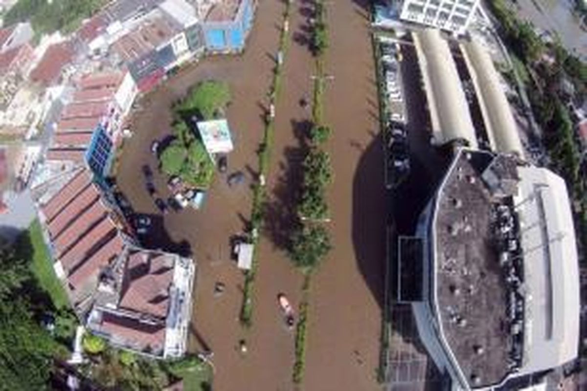 Banjir merendam kawasan Boulevard Kelapa Gading, Jakarta Utara, Selasa (10/5/2015). Jakarta menghadapi masalah penurunan muka tanah. Kondisi itu diperparah oleh semakin minimnya daerah resapan air yang diganti dengan hunian dan gedung-gedung pencakar langit.