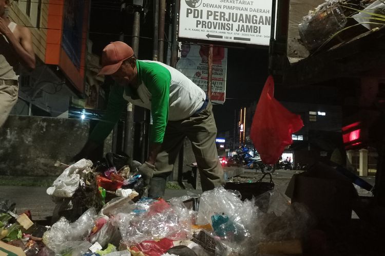 Di Balik Meriahnya Malam Takbiran di Jambi, Rapi Tetap Bergulat dengan Sampah demi Keluarga