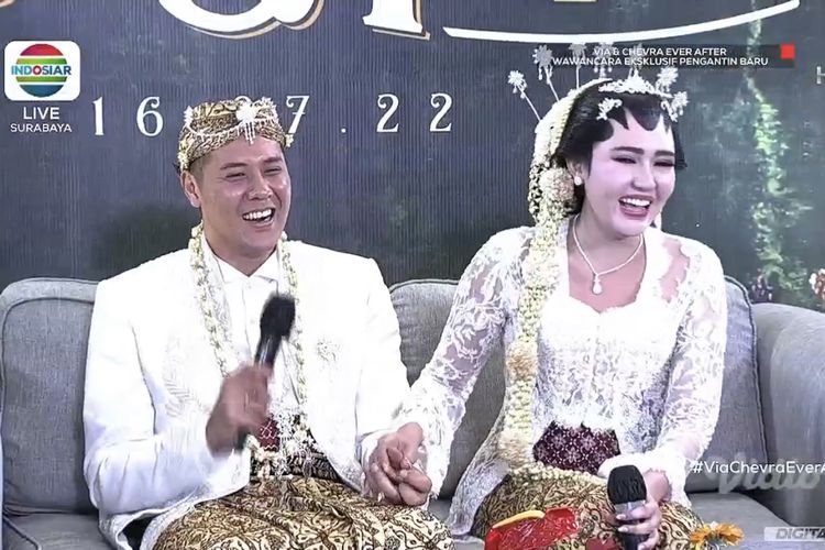 Pasangan Chevra Yolandi dan Via Vallen saat sesi interview usai menggelar akad nikah, dikutip dari siaran Indosiar, Jumat (15/7/2022). 