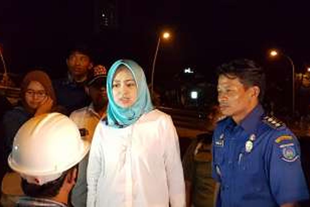 Wali Kota Tangerang Selatan Airin Rachmi Diany meninjau gedung Panin Bank yang sedang disiapkan untuk dirobohkan oleh kontraktor di Bintaro Sektor 7, Tangerang Selatan, Sabtu (15/10/2016) dini hari.