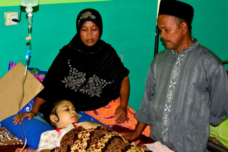 Nur Aini, pengidap kanker tulang ditemani orang tuanya terbaring di Rumah Sakit TNI Angkatan Darat, Lhokseumawe, Aceh, Jumat (12/5/2017) 