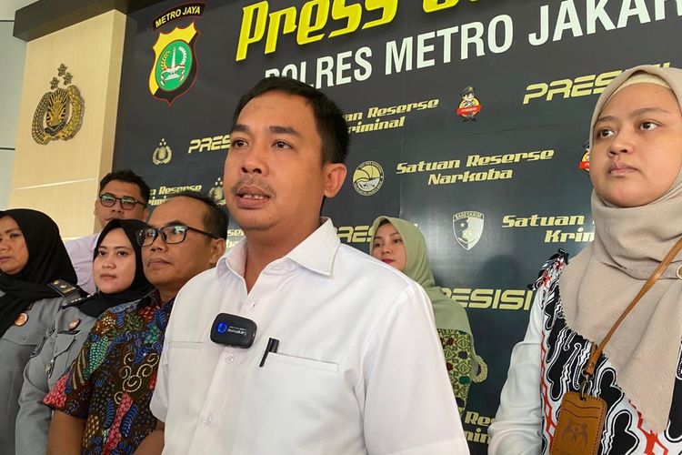 Kasat Reskrim Polres Metro Jakarta Barat Kompol Andri Kurniawan di Mapolres Metro Jakarta Barat, Senin (2/10/2023). Andri menjelaskan terkait kasus penganiayaan anak di Kebon Jeruk. 