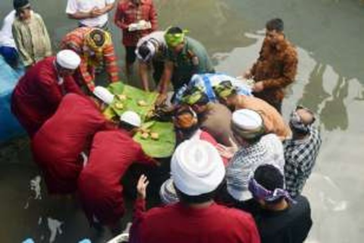 Wali Kota Baubau AS Thamrin (kemeja biru) bersama para pimpinan Muspida Kota Baubau dan tokoh adat mengitari batu poaro yang merupakan simbol penyebaran islam dari ulama besar Syeh Abdul Wahid di Pulau Buton.