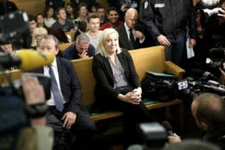 Marine Le Pen mempertanyakan waktu pengadilan yang menurutnya dekat dengan pemilihan daerah. 