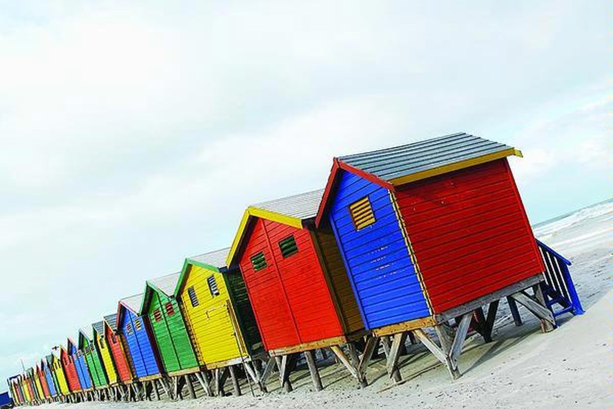 Ruang ganti pakaian yang berwarna-warni di Pantai Muizenberg, Cape Peninsula, Afrika Selatan, pertengahan Juni lalu, membuat mata seperti melihat permainan warna, apalagi ketika dipadu dengan birunya laut dan langit serta putihnya ombak dan awan.