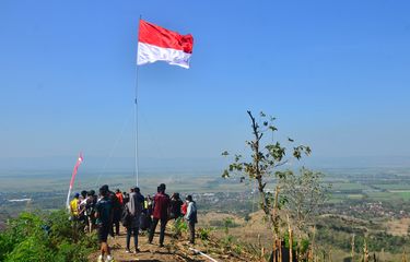 Sejumlah warga mengikuti pengibaran bendera Merah Putih di bukit Cangkraman, Pegunungan Patiayam, Desa Terban, Kudus, Jawa Tengah, Rabu (11/8/2021). Pengibaran bendera Merah Putih berukuran 3 x 5,5 meter di atas bukit setinggi kurang lebih 350 meter di atas permukaan laut dengan menyanyikan lagu Indonesia Raya itu untuk menyambut HUT ke-76 Kemerdekaan RI serta meningkatkan rasa nasionalisme. ANTARA FOTO/Yusuf Nugroho/wsj.