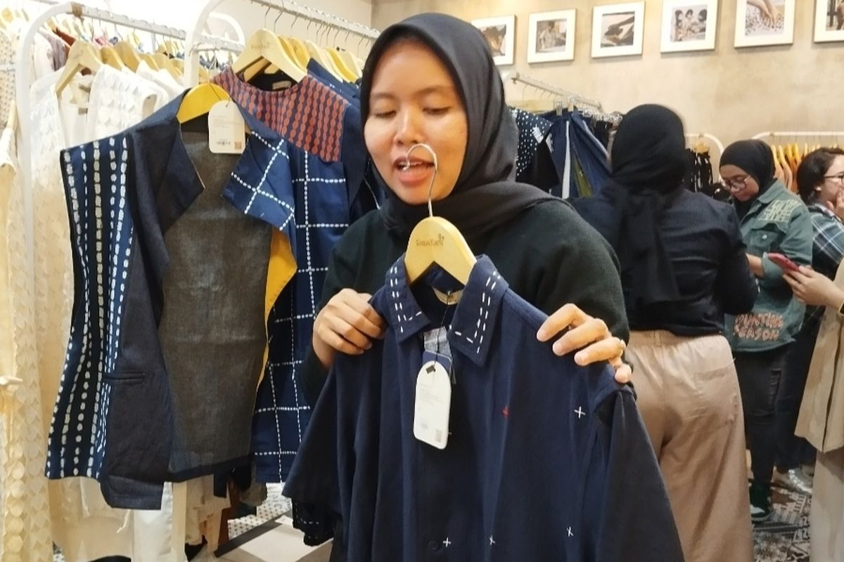 Dini Prihastiti dengan baju batik motif sasiko