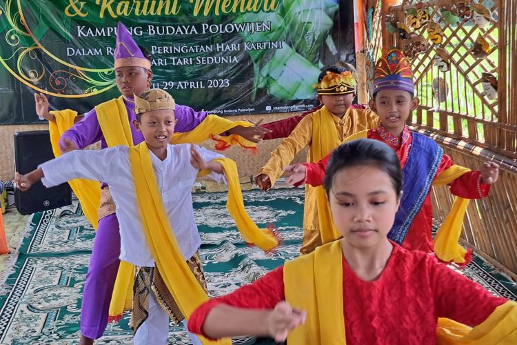 Semua peserta menari di Kampung Budaya Polowijen, Kota Malang, Jawa Timur saat menggelar tradisi Kupatan bersamaan dengan memperingati Hari Tari Sedunia.