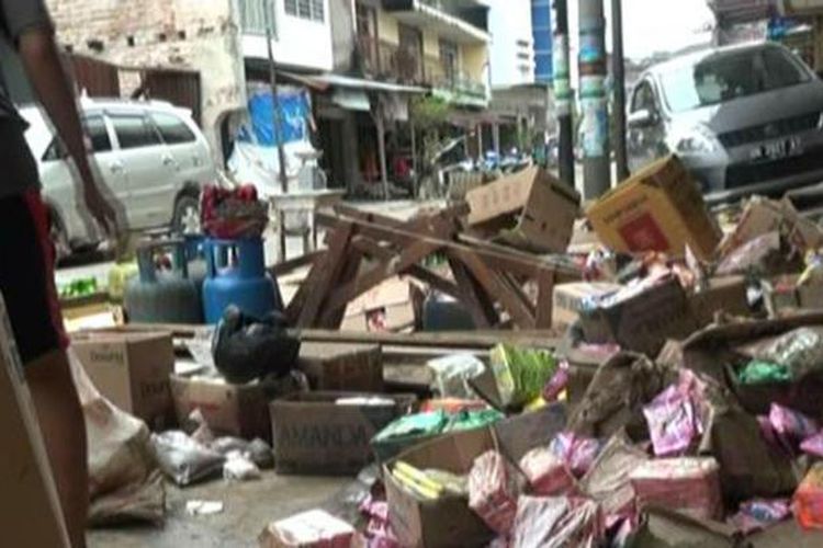 Barang-barang milik pedagang yang terendam banjir di kompleks pertokoan Pasar Muntok Bangka Barat Kepulauan Bangka Belitung