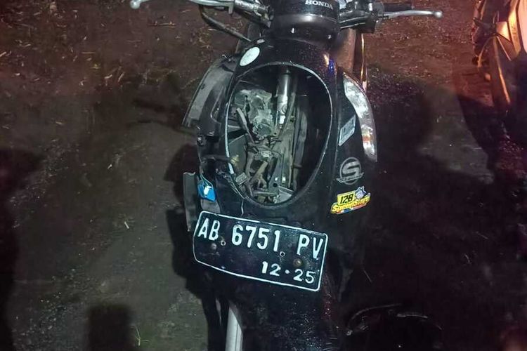 Kondisi motor Honda Scoopy AB 6751 PV yang rusak berat akibat menabrak truk tronton yang berhenti di Jalan Wates – Purworejo, Pedukuhan Toyan, Kalurahan Triharjo, Daerah Istimewa Yogyakarta. Korban patah kedua tangan dan kaki.