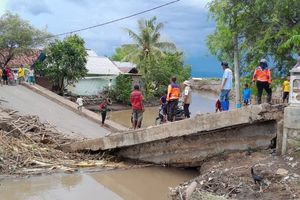 Jembatan Penghubung Dua Desa di Bima Ambruk Diterjang Banjir
