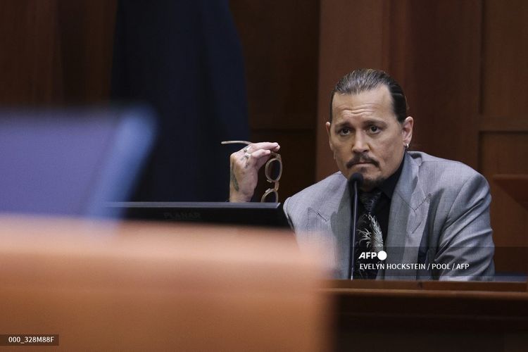 Aktor Johnny Depp menghadiri sidang pencemaran nama baik melawan mantan istrinya, aktris Amber Heard, di Fairfax, Virginia, pada 20 April 2022. 