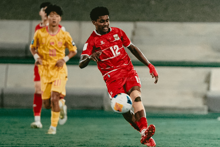 Pemain Timnas u17 Indonesia Peres Tjoe beraksi pada laga pertama babak penyisihan Grup B Piala Asia U17 2026 kontra China yang berakhir dengan skor 1-0 di di Stadion King Abdullah Sport City Arab Saudi, Selasa (5/5/2026) malam.