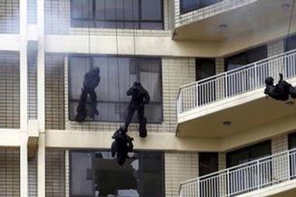 Tim antiteror memecahkan jendela saat menyergap teroris dalam kegiatan latihan bersama Polri dan TNI di Hotel Sultan, Senayan, Jakarta, Kamis (27/10/2011). Latihan bersama untuk menanggulangi acaman terorisme ini juga dilakukan di Hotel Borobudur, TVRI, Bandara Soekarno - Hatta, dan Pelabuhan Tanjung Priok. 