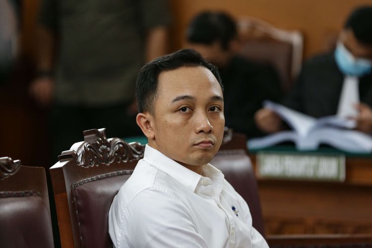 Terdakwa kasus pembunuhan berencana Brigadir J atau Nofriansyah Yosua Hutabarat, Ricky Rizal menjalani sidang di Pengadilan Negeri Jakarta Selatan, Senin (16/1/2022). Agenda sidang kali ini pembacaan tuntutan oleh Jaksa Penuntut Umum.