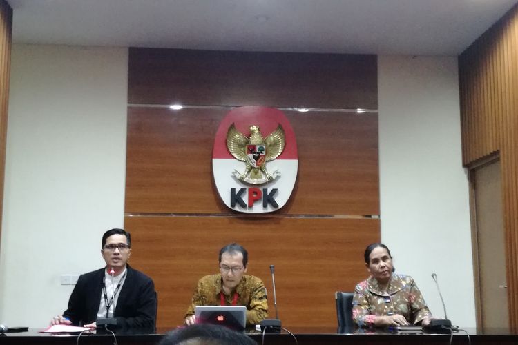 Juru Bicara KPK Febri Diansyah, Wakil Ketua KPK Saut Situmorang dan Inspektur Jenderal Kementerian Keuangan Sumiyati dalam konferensi pers di Gedung Merah Putih KPK Jakarta, Selasa (21/5/2019)