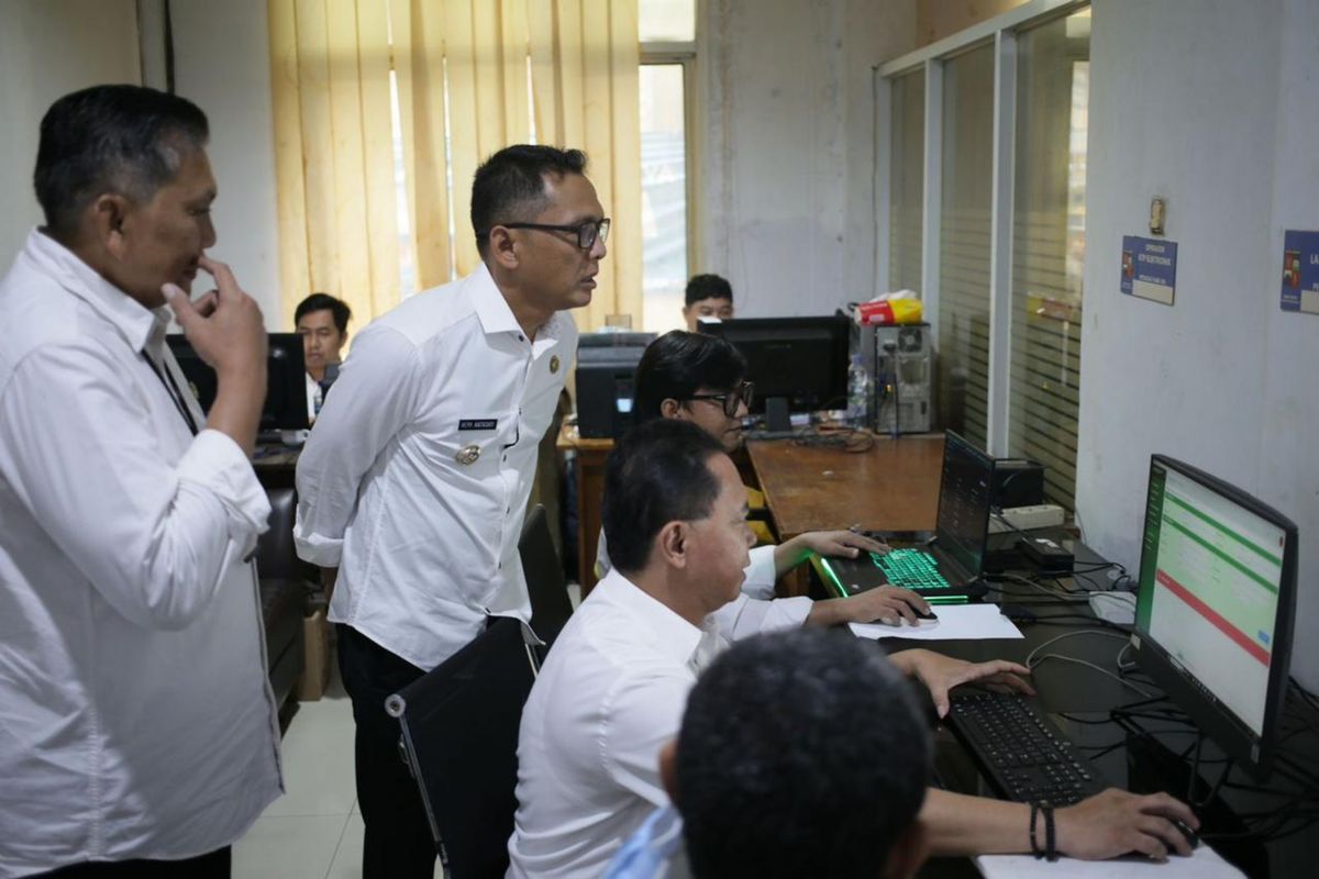 Pj Wali Kota Bogor Hery Antasari saat meninjau kesiapan pelaksanaan PPDB 2024, Kamis (30/5/2024).