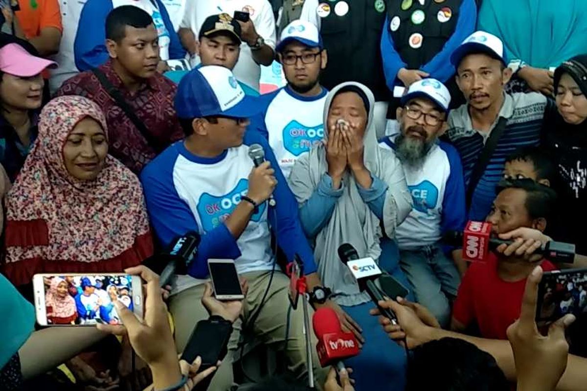 Atik, seorang pedagang minuman di Lokbin Kota Intan menangis ke Wakil Gubernur DKI Jakarta Sandiaga Uno karena dagangannya sepi, Minggu (31/12/2017).