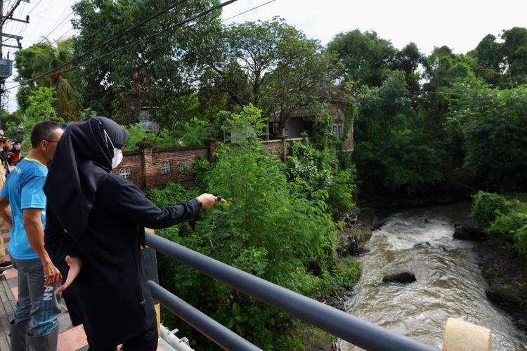 Bupati Banyuwangi Ipuk Fiestiandani meninjau sungai rawan banjir, Senin (13/2/2023).