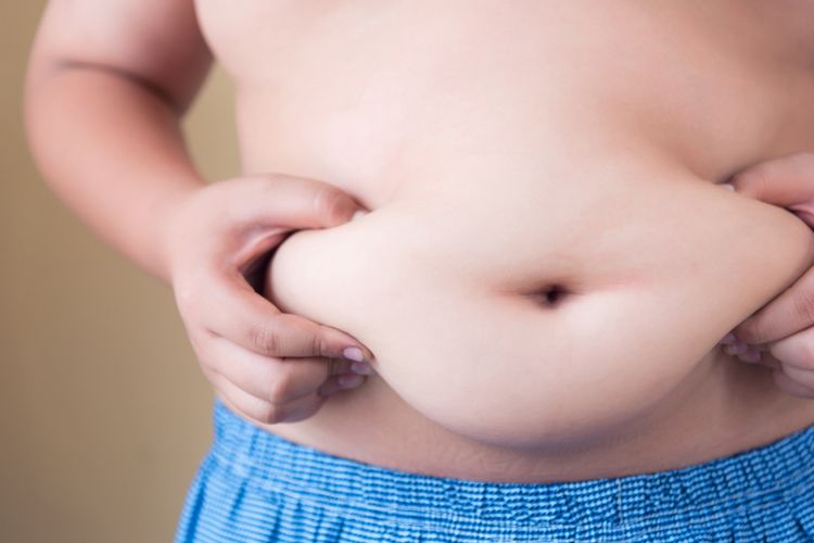 Memiliki perut buncit adalah tanda paling jelas Anda memiliki lemak perut. Lemak perut dapat meningkatkan risiko diabetes dan penyakit jantung.