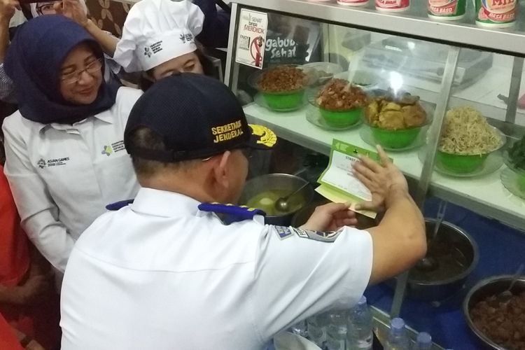 Sekjen Kemenhub Djoko Sasono saat memasang stiker pembinaan di Terminal Angkutan Penumpang Tipe A Tirtonadi Solo, Jawa Tengah, Rabu (29/5/2019).