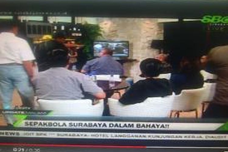 Tayangan talk show sepakbola yang dibubarkan sekelompok orang.