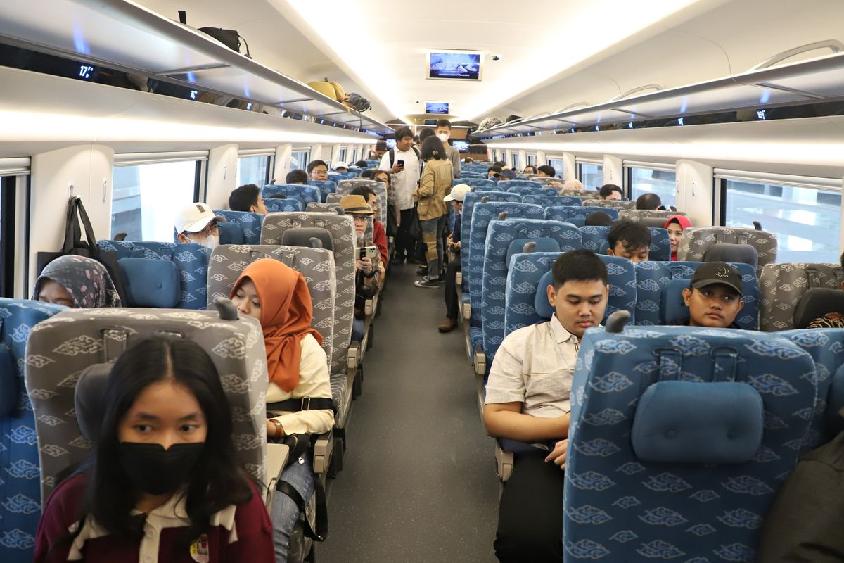 Masyarakat umum antusias menyambut uji coba Kereta Cepat Jakarta-Bandung (KCJB).