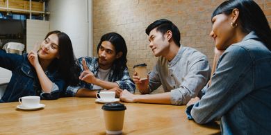 5 Zodiak yang Disebut Paling Mudah Bergaul, Siapa Saja?